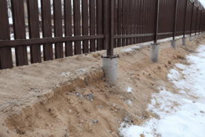 какие особенности установки забора на песчаном грунте
