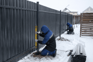 как выполнить установку забора зимой